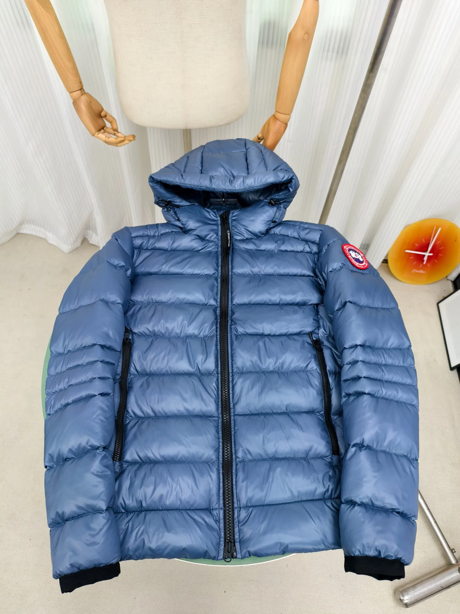 P860 ————2227MB model (high version) Canada goose Crofton hooded down jacket, this is a down jacket suitable for late autumn and early winter: on cold, rainy mornings, it can be used as a layer of warmth inside the rainproof jacket, and can be worn alone in the late autumn and early winter with a little bit of coolness. Filled with white duck down. The Crofton Hooded Jacket is a versatile, lightweight and versatile piece that even packs itself in for easy transport. The inner layer has removable elastic straps, making the jacket easy to carry on the shoulder and hands-free. 2 zippered hand pockets with fleece fabric on the knuckle side for softness and warmth. Color: black with black label, black with red label, ocean blue, superoxide blue, silver birch red label, silver birch black label Size: XS-2XL
